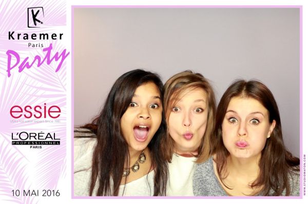 Kraemer & Loréal party<br/><br/>Soirée d’entreprise à Strasbourg.<br/><br/>Fond uni.<br/>Tirages 15x10 cm personnalisés avec cadre graphique et logos.